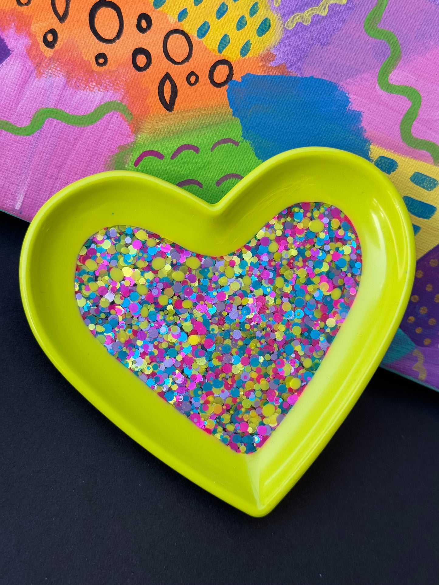 Handmade Resin Heart-Shaped Trinket Tray: A Glittery Gem š