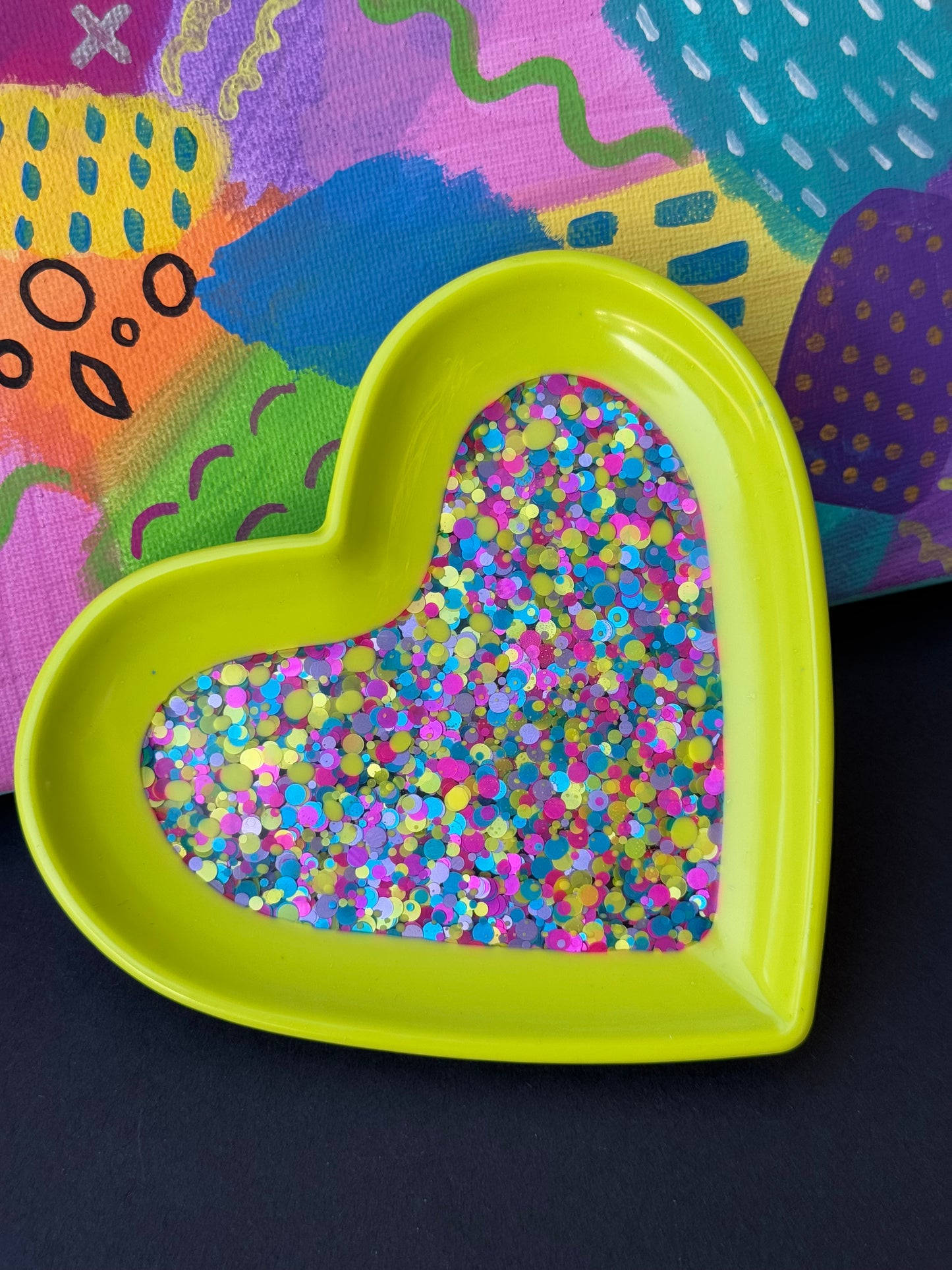 Handmade Resin Heart-Shaped Trinket Tray: A Glittery Gem š